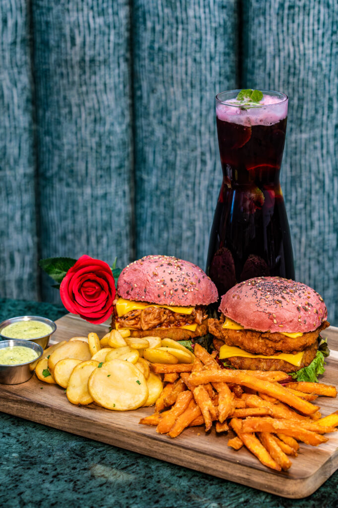 Après la CAN, Poulet Braisé célèbre la Saint-Valentin avec le Pinky Burger 